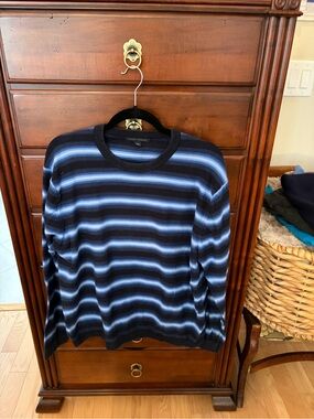 Banana Republic Men's Navy & Light Blue Striped Crewneck Sweater